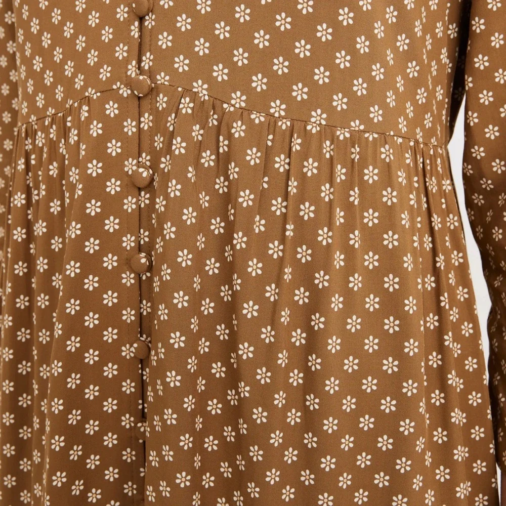 Madewell V-Neck Tiered Button-Front Midi Dress in Daisies Forever - Picture 9 of 10